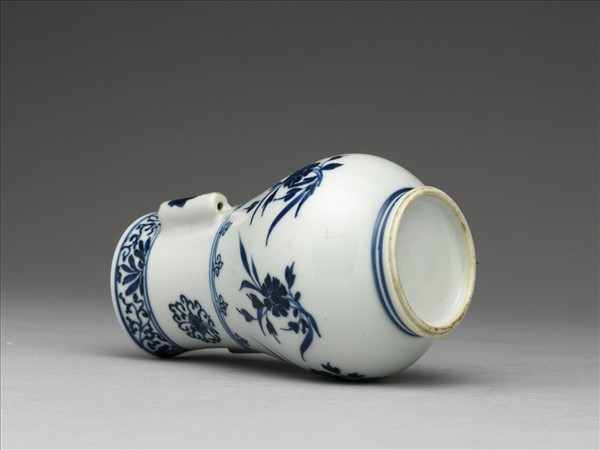 青花花卉紋貫耳壺