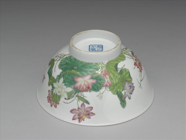 琺瑯彩九蓮獻瑞圖碗