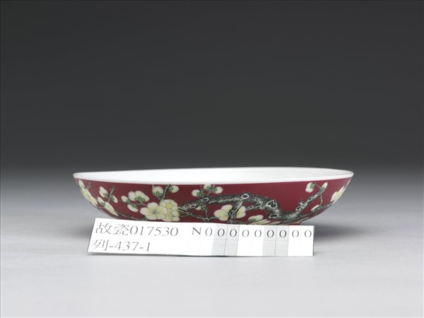 琺瑯彩紅地梅花紋碟