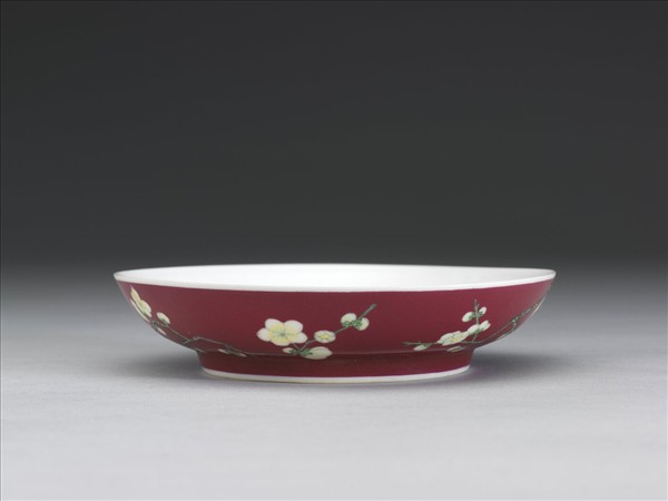 琺瑯彩紅地梅花紋碟