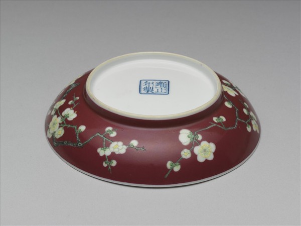 琺瑯彩紅地梅花紋碟