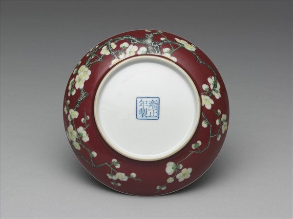 琺瑯彩紅地梅花紋碟