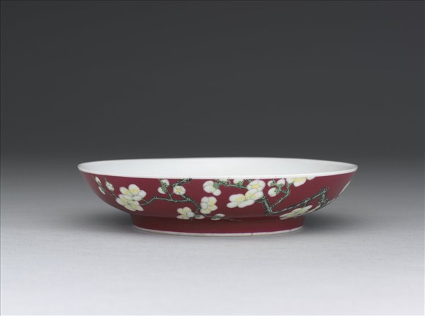 琺瑯彩紅地梅花紋碟