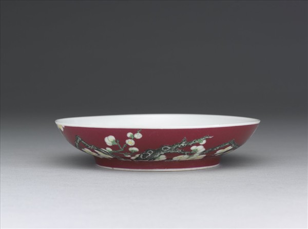 琺瑯彩紅地梅花紋碟