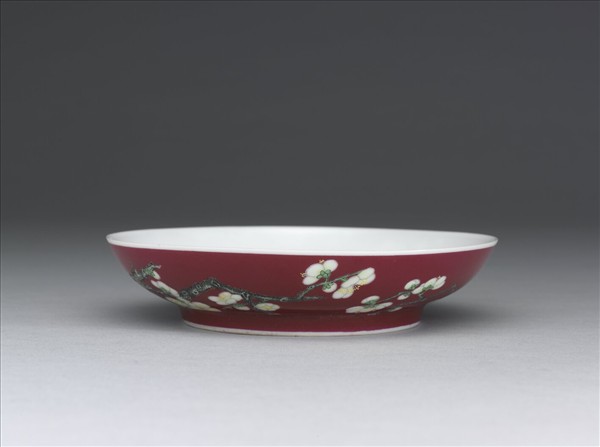 琺瑯彩紅地梅花紋碟