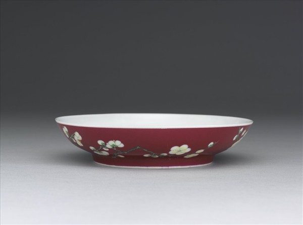 琺瑯彩紅地梅花紋碟