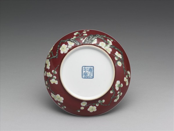 琺瑯彩紅地梅花紋碟