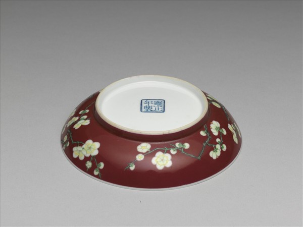 琺瑯彩紅地梅花紋碟