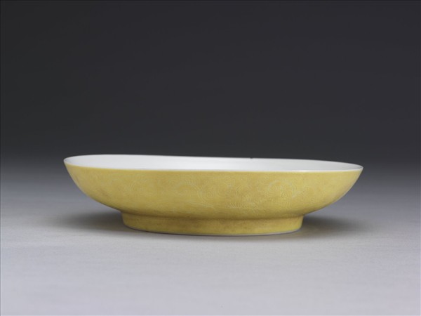 琺瑯彩黃地剔花魚藻碟