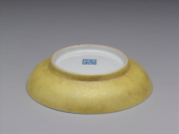 琺瑯彩黃地剔花魚藻碟