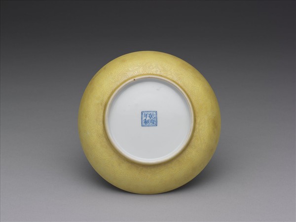 琺瑯彩黃地剔花魚藻碟