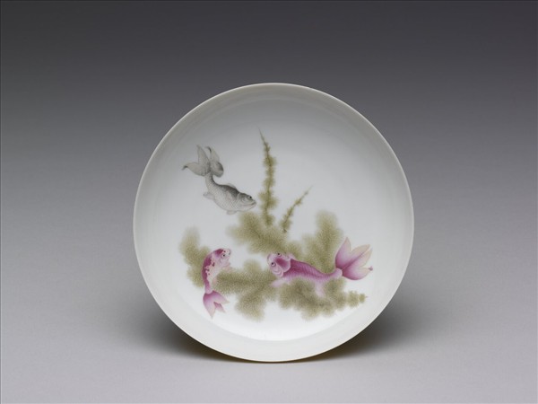 琺瑯彩黃地剔花魚藻碟