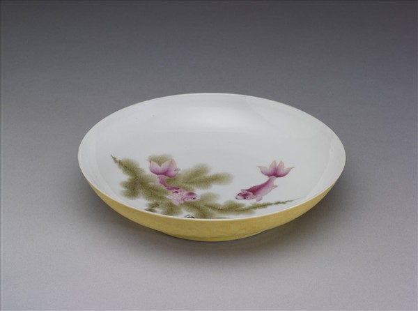 琺瑯彩黃地剔花魚藻碟