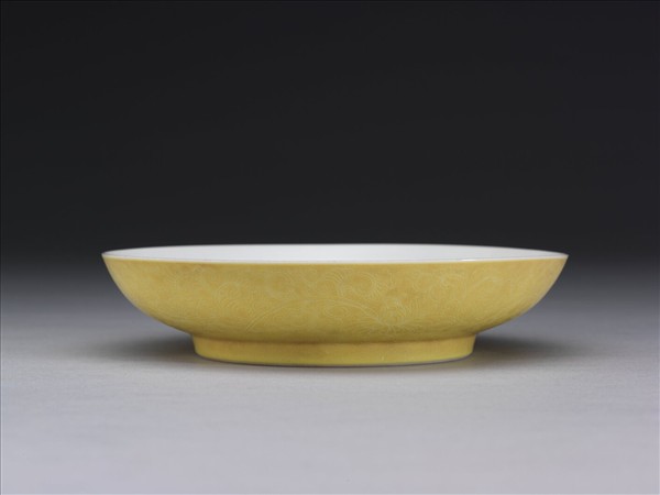 琺瑯彩黃地剔花魚藻碟