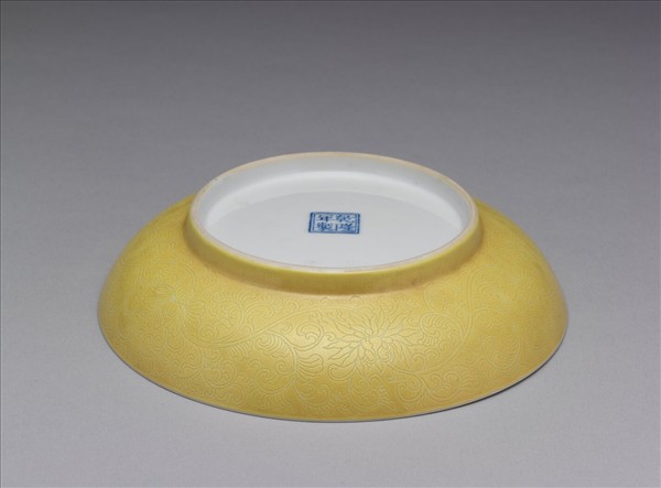 琺瑯彩黃地剔花魚藻碟