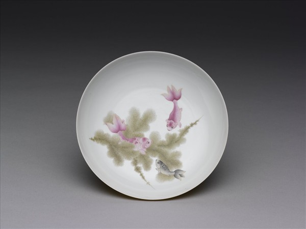 琺瑯彩黃地剔花魚藻碟