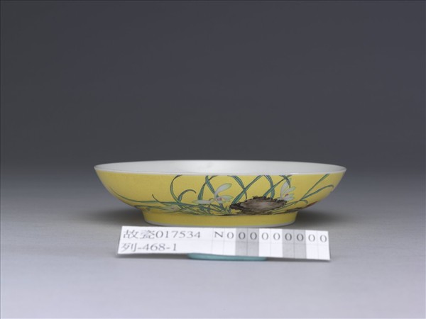 琺瑯彩黃地蘭花紋碟