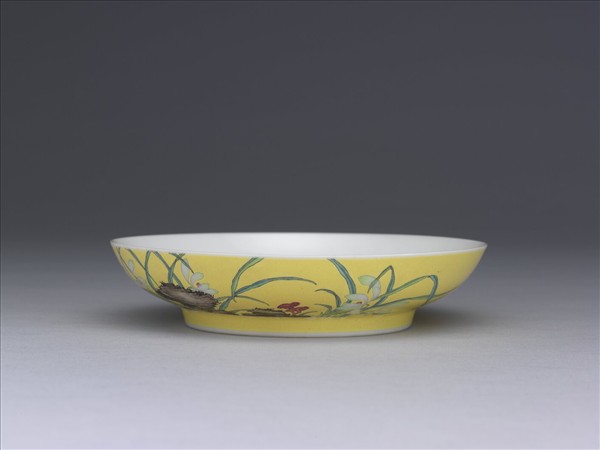 琺瑯彩黃地蘭花紋碟