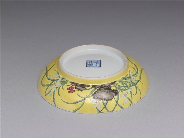 琺瑯彩黃地蘭花紋碟