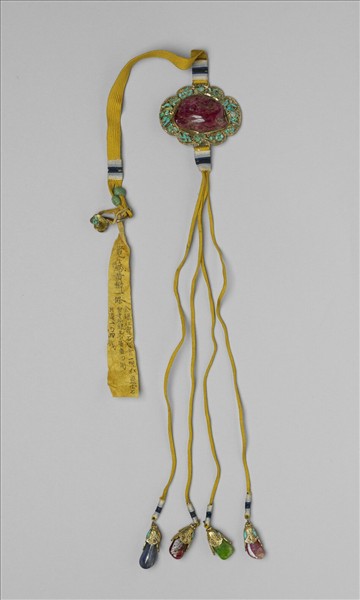 金鑲紅寶石背雲