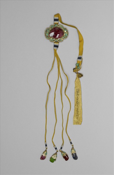 金鑲紅寶石背雲