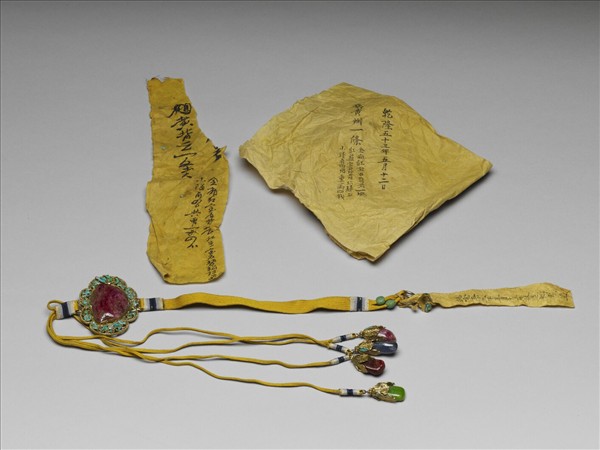 金鑲紅寶石背雲