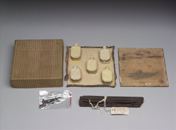 玉雙駿超群鼻煙壺