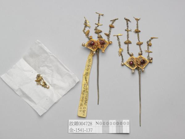 金嵌寶石方勝簪（一對）