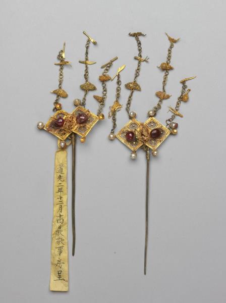 金嵌寶石方勝簪（一對）