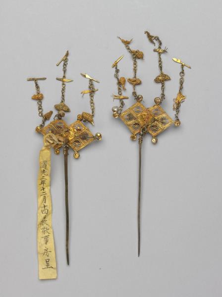 金嵌寶石方勝簪（一對）