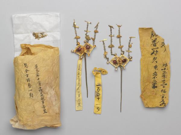 金嵌寶石方勝簪（一對）