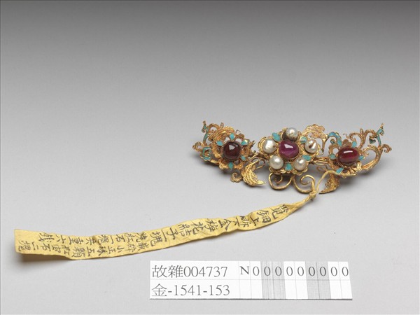 金嵌寶石梅花結子