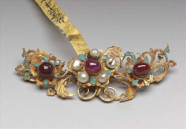 金嵌寶石梅花結子