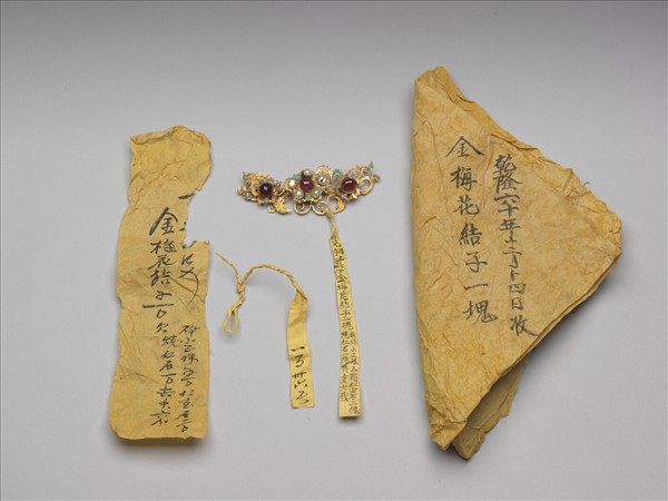 金嵌寶石梅花結子