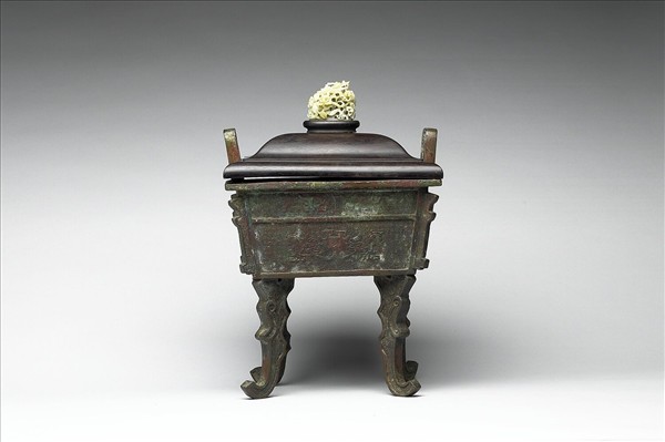 獸面紋扁足方鼎