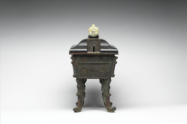 獸面紋扁足方鼎