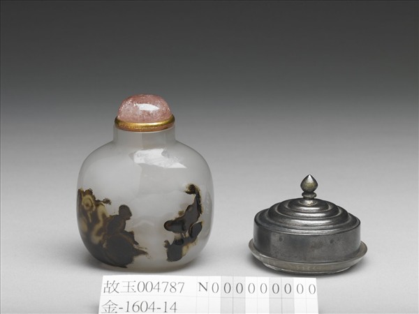 瑪瑙巧雕老僧觀獅鼻煙壺