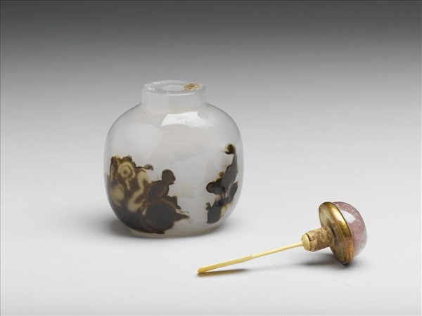 瑪瑙巧雕老僧觀獅鼻煙壺