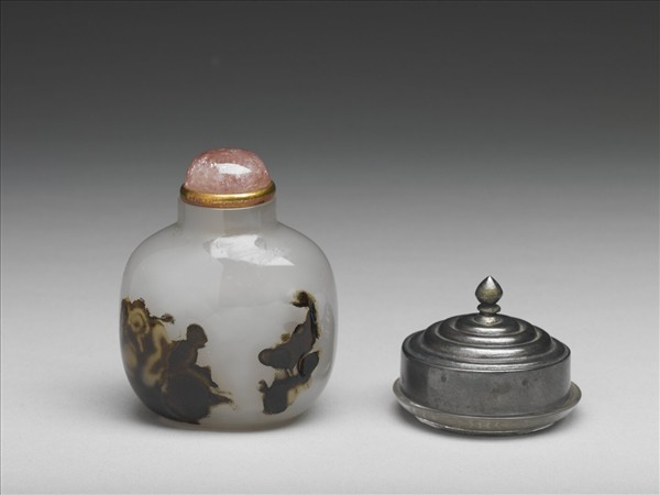 瑪瑙巧雕老僧觀獅鼻煙壺