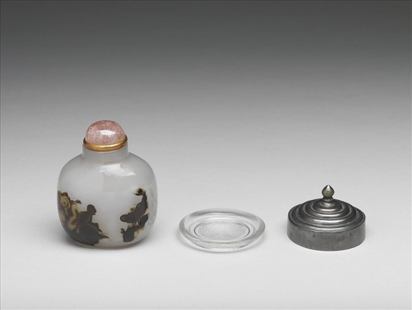 瑪瑙巧雕老僧觀獅鼻煙壺