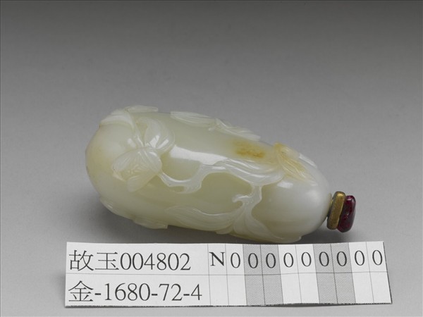 玉果式果蟬鼻煙壺