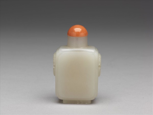 玉獸首銜環鼻煙壺