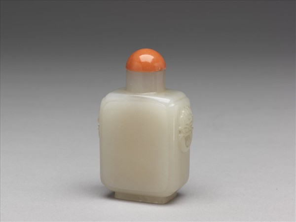 玉獸首銜環鼻煙壺