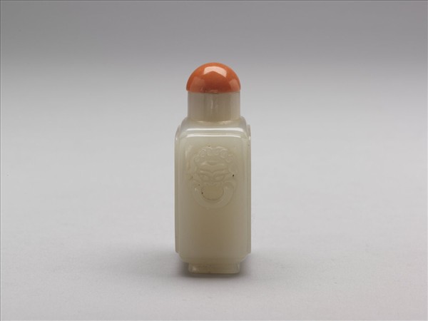 玉獸首銜環鼻煙壺