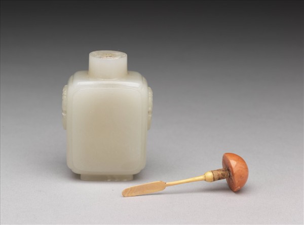 玉獸首銜環鼻煙壺