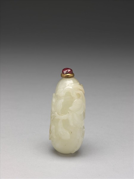 玉茄式茄蝶鼻煙壺