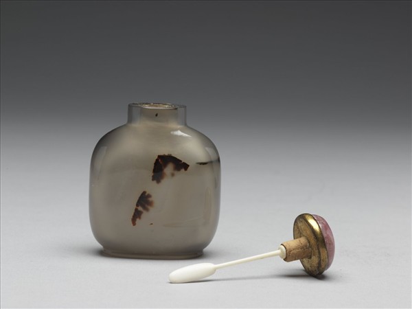 瑪瑙巧雕五福萬代鼻煙壺