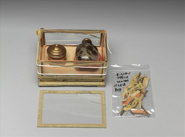 瑪瑙巧雕五福萬代鼻煙壺