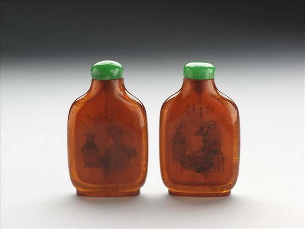 琥珀內繪歲朝圖鼻煙壺