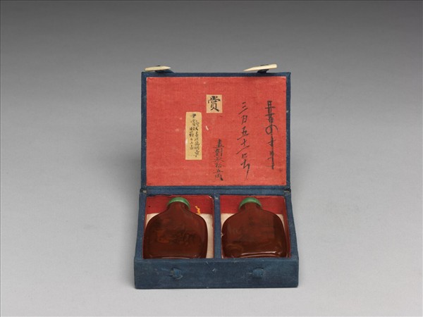 琥珀內繪歲朝圖鼻煙壺